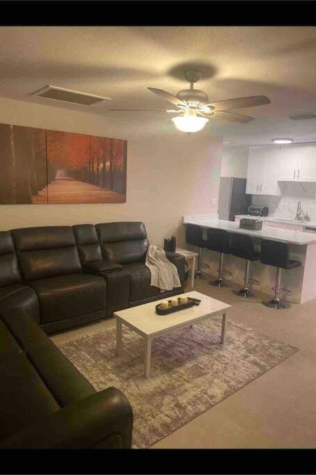 Minutes To Fairgrounds, Hard Rock, & Busch Gardens Holiday home Tampa